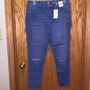 Light Wash Distressed Blue Jegging NWT